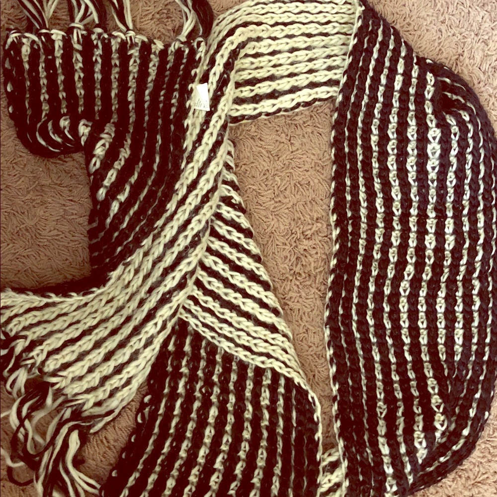 NEW-Revers. Winter Scarf-Black 1 Side-Cream Other